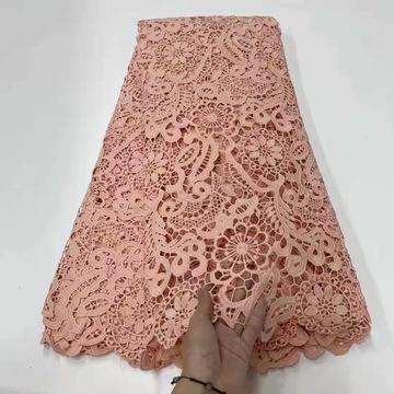 C% Cottonus LAETUS Gallico opere plumario licio fabricae ad mulieres veste
